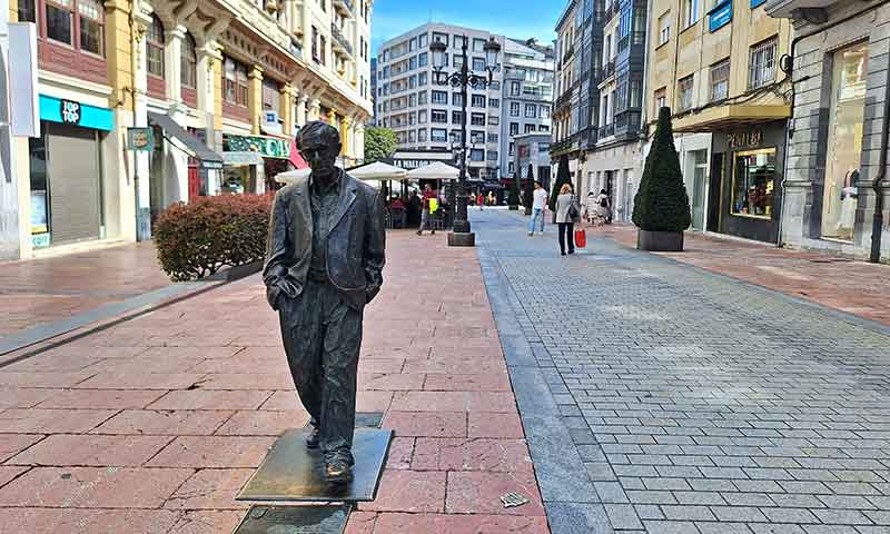 Escultura de Woody Allen en Oviedo