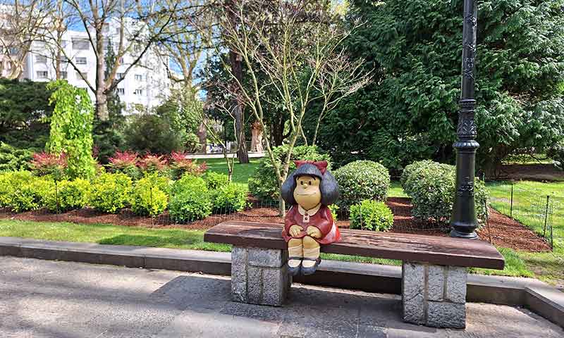 Estatua de Mafalda en un parque
