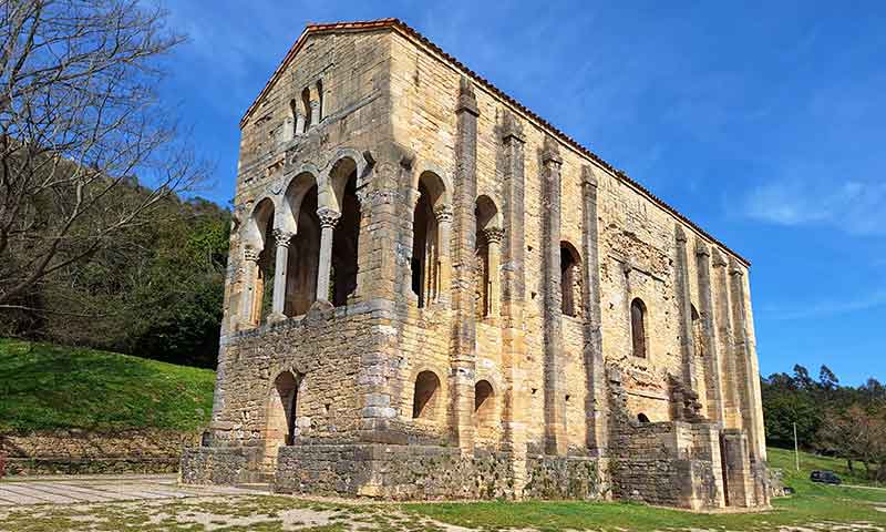 Iglesia Prerrománica con arcos