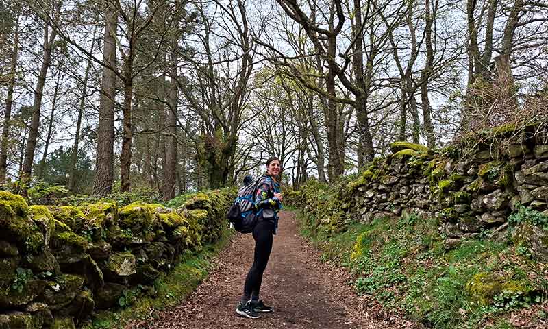 Chica en un sendero
