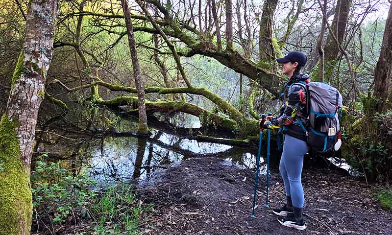 Chica con mochila para hacer el Camino de Santiago