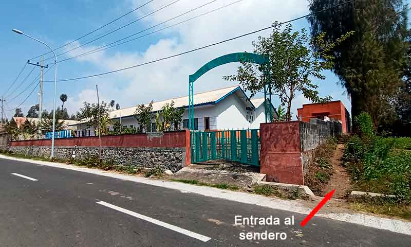 Entrada al sendero que lleva el Monte Bromo