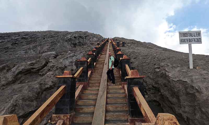 Escaleras para subir al cráter del volcán Bromo