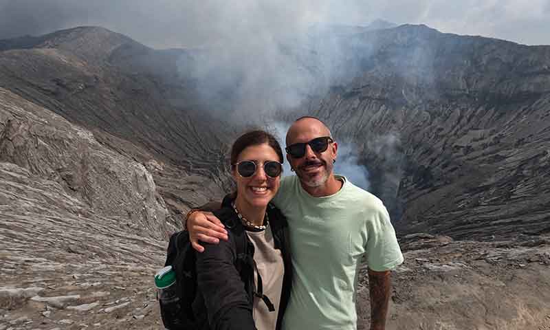 Pareja en lo alto del cráter del volcán Bromo