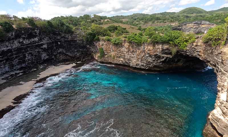 Paisaje de mar y rocas para conocer antes de viajar a Indonesia