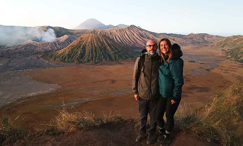 Pareja en el mirador de un volcán