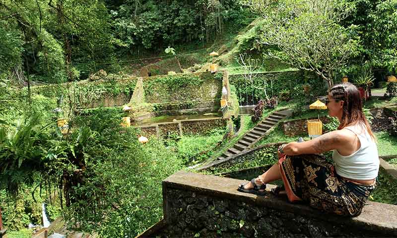 Chica en un templo de Indonesia.