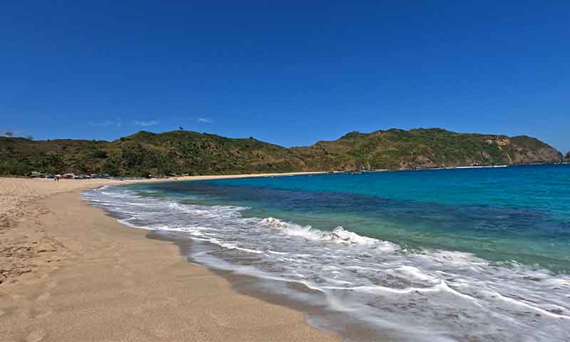 Playa de arena dorada en un día soleado