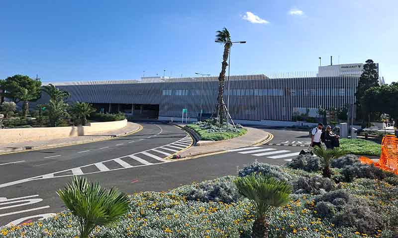 Edificio recogida coche de alquiler aeropuerto de Malta