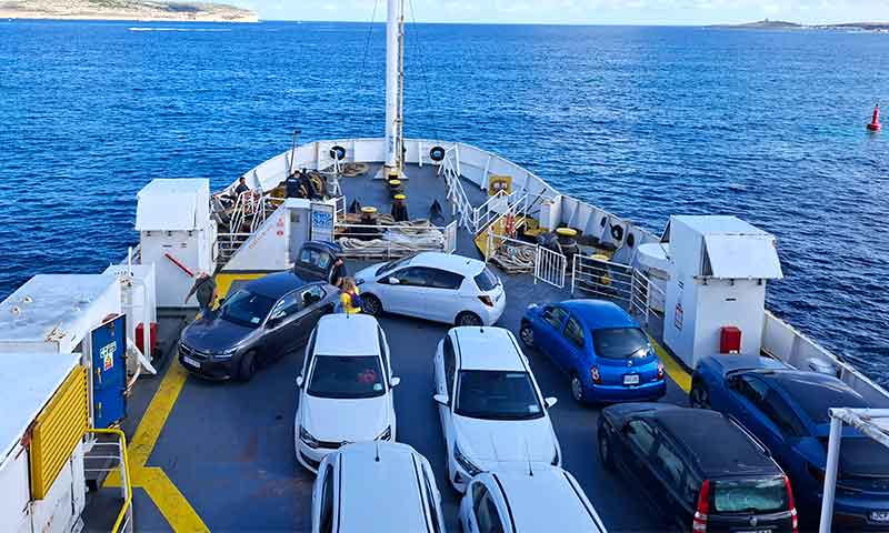 Colocación de los coche en el ferry a Gozo