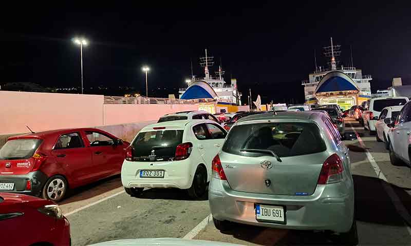 Fila de entrada al ferry a Gozo