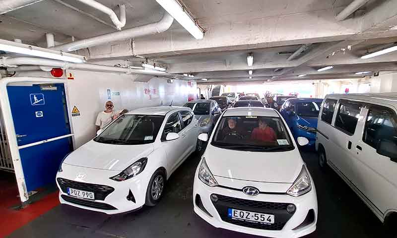 Coche de alquiler en el ferry a Gozo