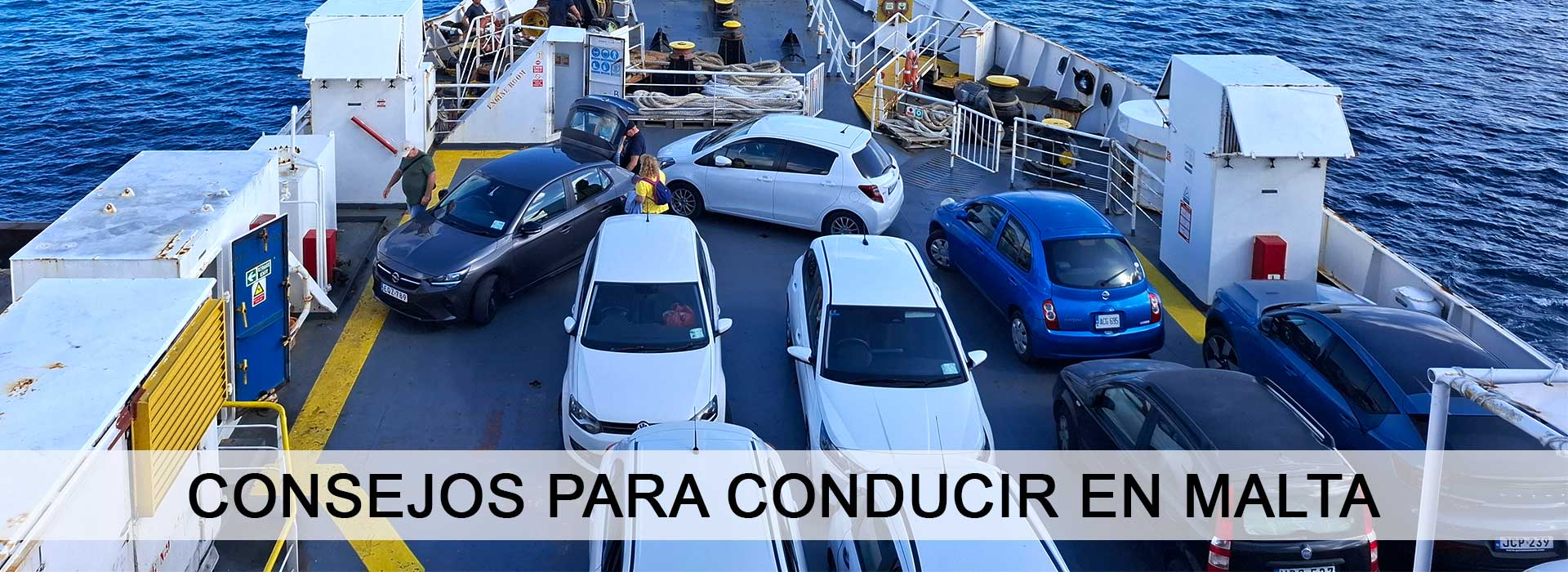 Coches aparcados en un ferry en Malta