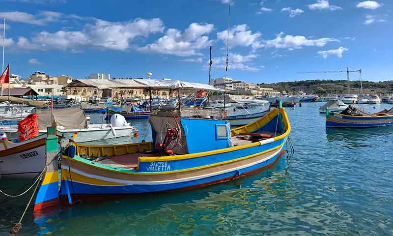 Barcos en el puerto del sur de Malta. Documentación para viajar a Malta desde España