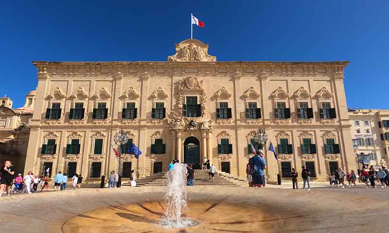 Un edificio administrativo de Malta con una fuente delante