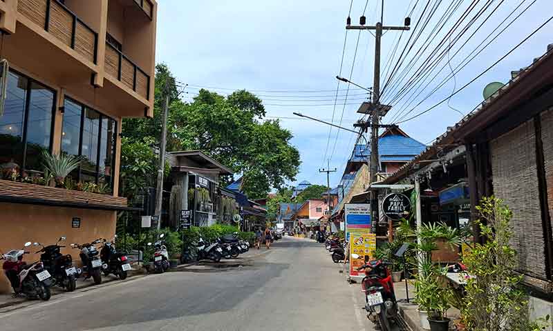 Vistas de la calle principal de Chalok Baan Kao