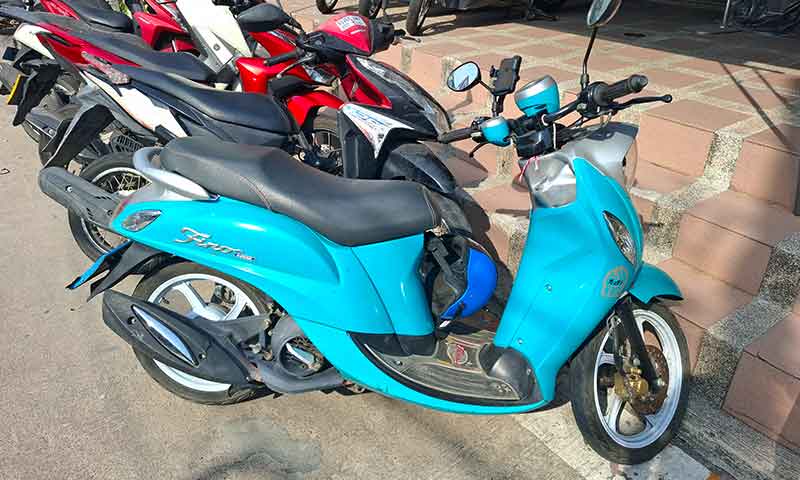 Moto azul para alquilar en Koh Tao