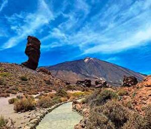 Camino con el Teide al fondo, en Tenerife