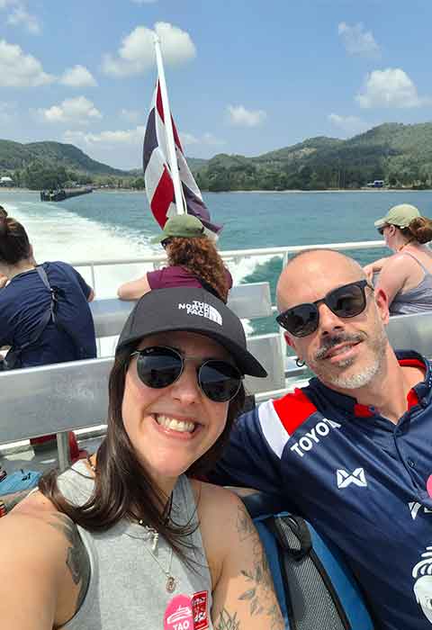 Pareja en el ferry para llegar a Koh Tao