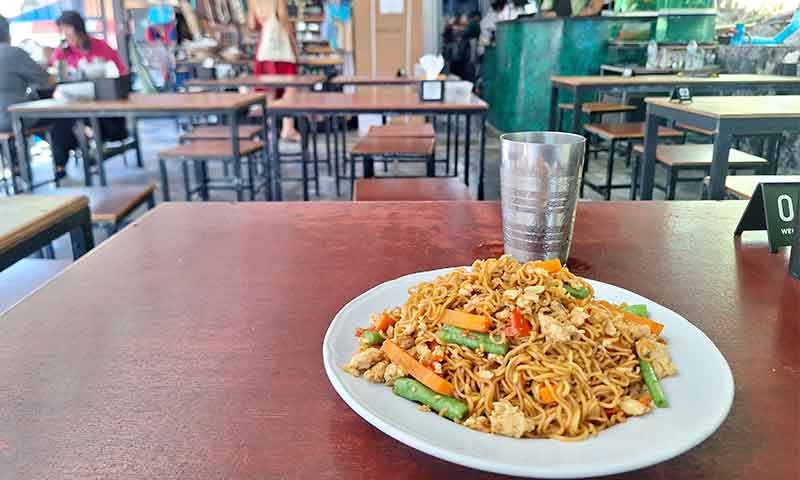 Un plato de noodles en un restaurante de Tailandia