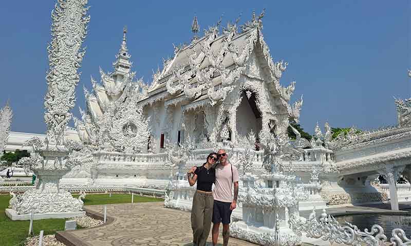 El templo blanco de Chiang Rai y una pareja posando delante