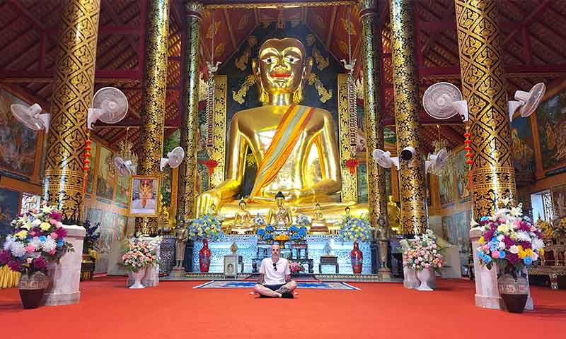 Buda dorado del templo Wat Yed Jod en Chiang Rai