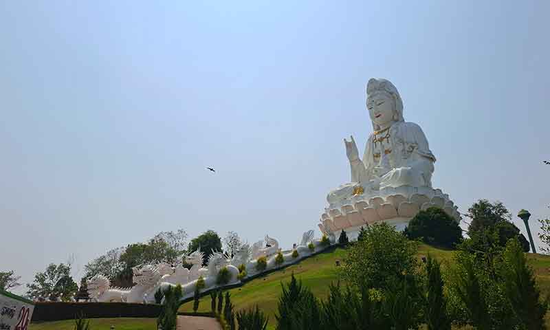 Una gran figura de un buda blanco ubicada en Chiang Rai