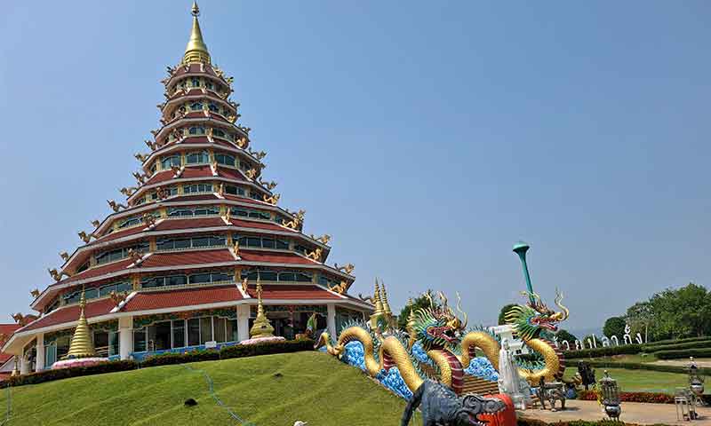 Pagoda de 9 pisos de estilo chino, en Chiang Rai