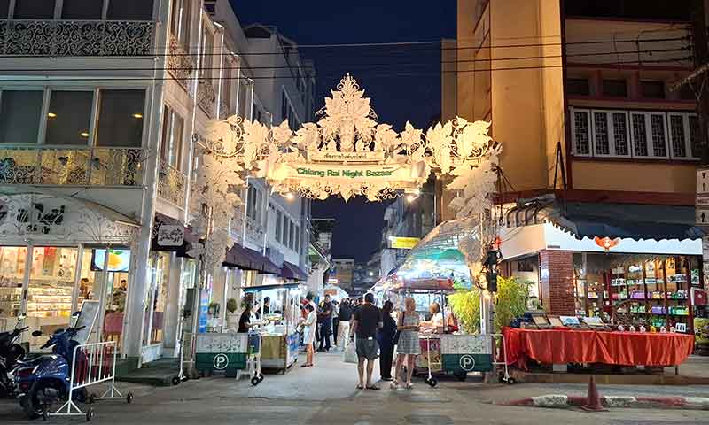 Cartel de la entrada del mercado nocturno de Chiang Rai