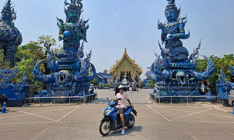 Posando en moto delante del templo azul en Chiang Rai