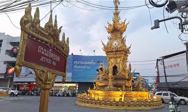Torre de un reloj dorado en el centro de Chiang Rai