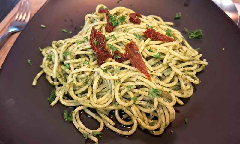 Spaguettis al pesto en The Gardens en Koh Tao