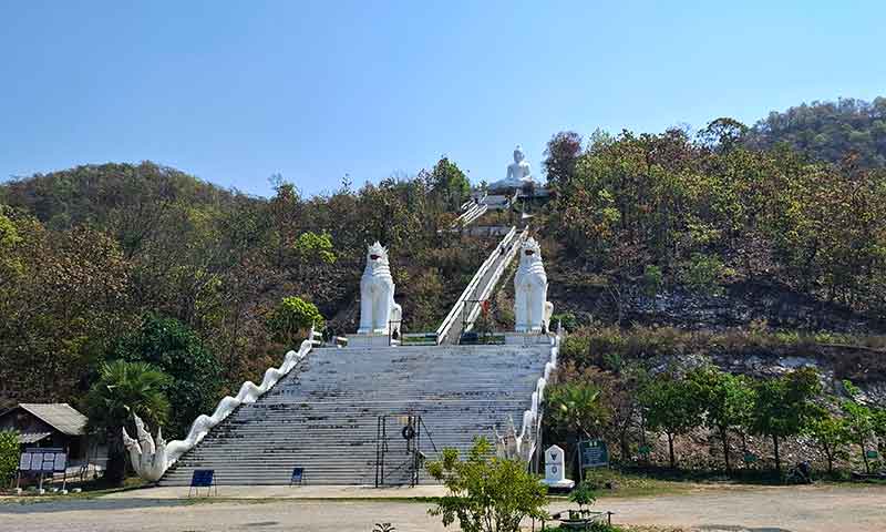 Escaleras de acceso al Gran Buda Blanco de Pai Wat Phra That Mae Yen en Tailandia