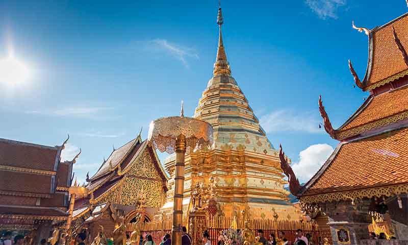 Gran estupa dorada del templo Wat Phra That Doi Suthep bajo el cielo azul en las montañas de Chiang Mai