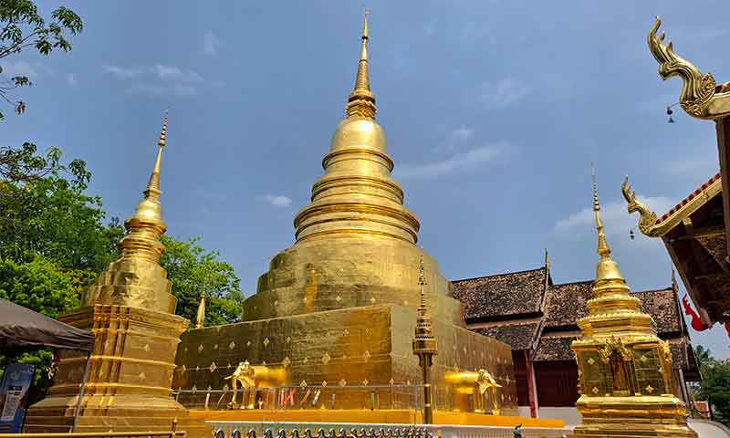 Estupas y chedi dorados en la parte trasera del complejo de Wat Phra Singh en Chiang Mai.