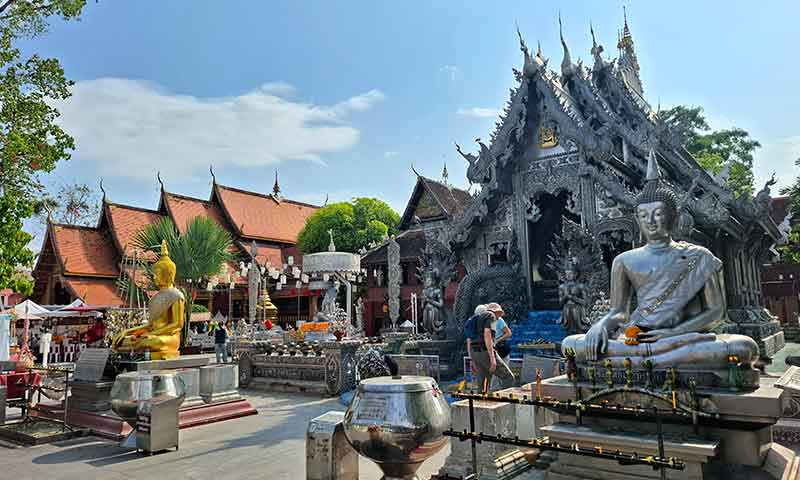 Vista exterior de Wat Sri Suphan, el famoso templo de plata de Chiang Mai, con estatuas de Buda en el patio exterior.