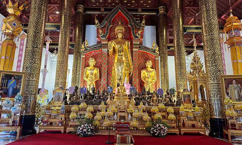 Texto alternativo: Interior del viharn principal de Wat Chiang Man en Chiang Mai mostrando el altar con la estatua de Buda de pie Phra Chao Lanna datada en 1465.