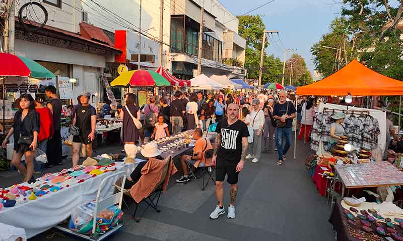 Puestos de artesanía y gente paseando por el mercado nocturno Sunday Walking Street en Ratchadamnoen Road de Chiang Mai