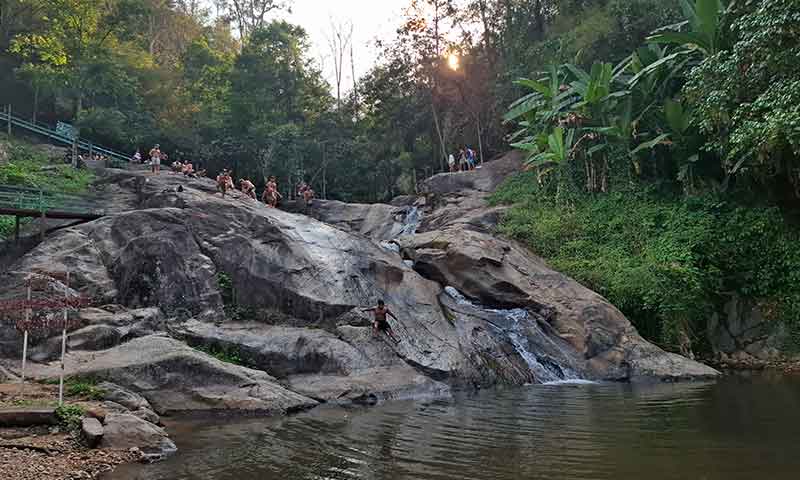 Cascada Mor Paeng Waterfall con toboganes naturales de roca lisa y piscina natural en Pai Tailandia