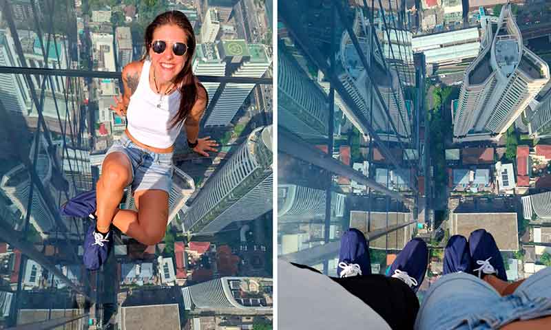 Turista sentada en el suelo de cristal transparente del observatorio Mahanakhon SkyWalk en Bangkok