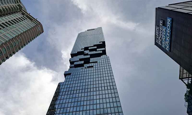 Rascacielos King Power Mahanakhon visto desde abajo con su fachada pixelada en Bangkok