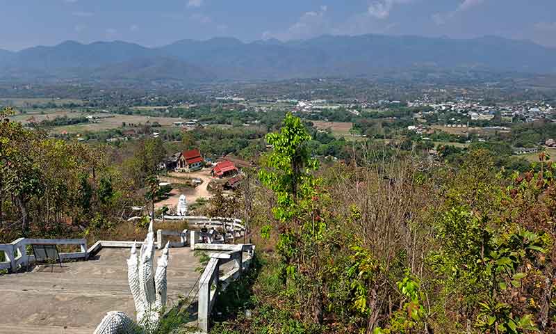 Vistas panoramicas del valle de Pai desde las escaleras del templo Wat Phra That Mae Yen en Tailandia