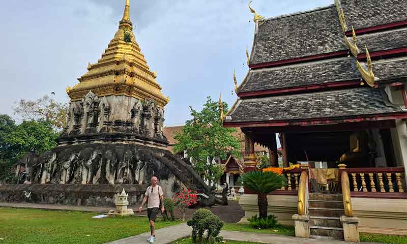 Chedi Chang Lom o estupa de los elefantes en Wat Chiang Man, el templo más antiguo del centro histórico de Chiang Mai, Tailandia.