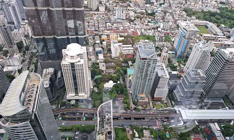 Vista picada hacia abajo del paisaje urbano y las carreteras de Bangkok desde el mirador Mahanakhon