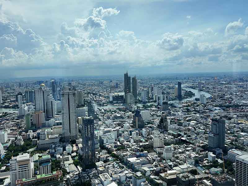 Vistas panorámicas de los rascacielos y el río Chao Phraya desde el mirador del King Power Mahanakhon en Bangkok